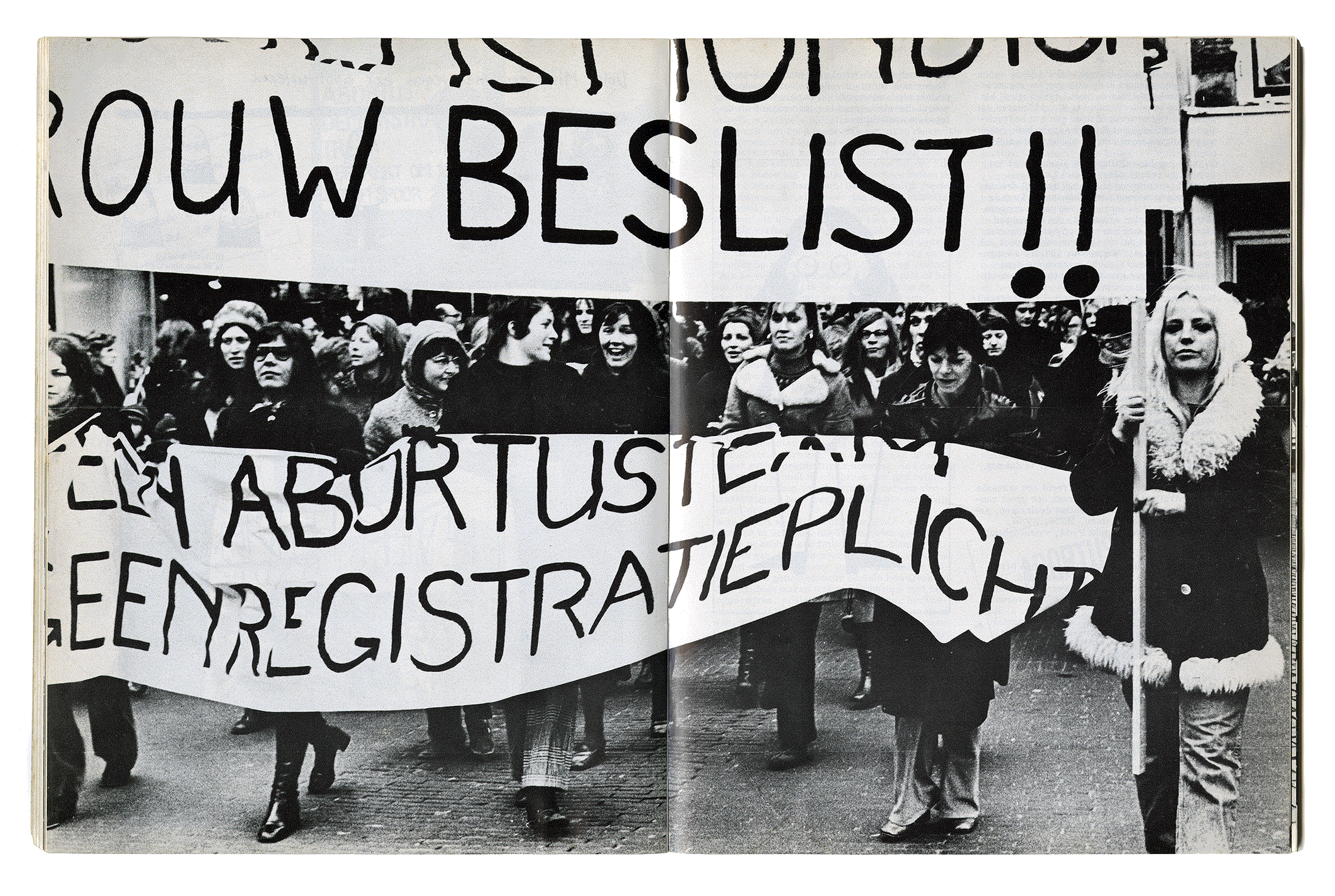 “MEID, WAT BEN IK BEWUST GEWORDEN” VIJF JAAR DOLLE MINA. Marjo van Soest, Eva Besnyö, Henny van der Zande. Stichting Uitgeverij Dolle Mina. Den Haag 1975.